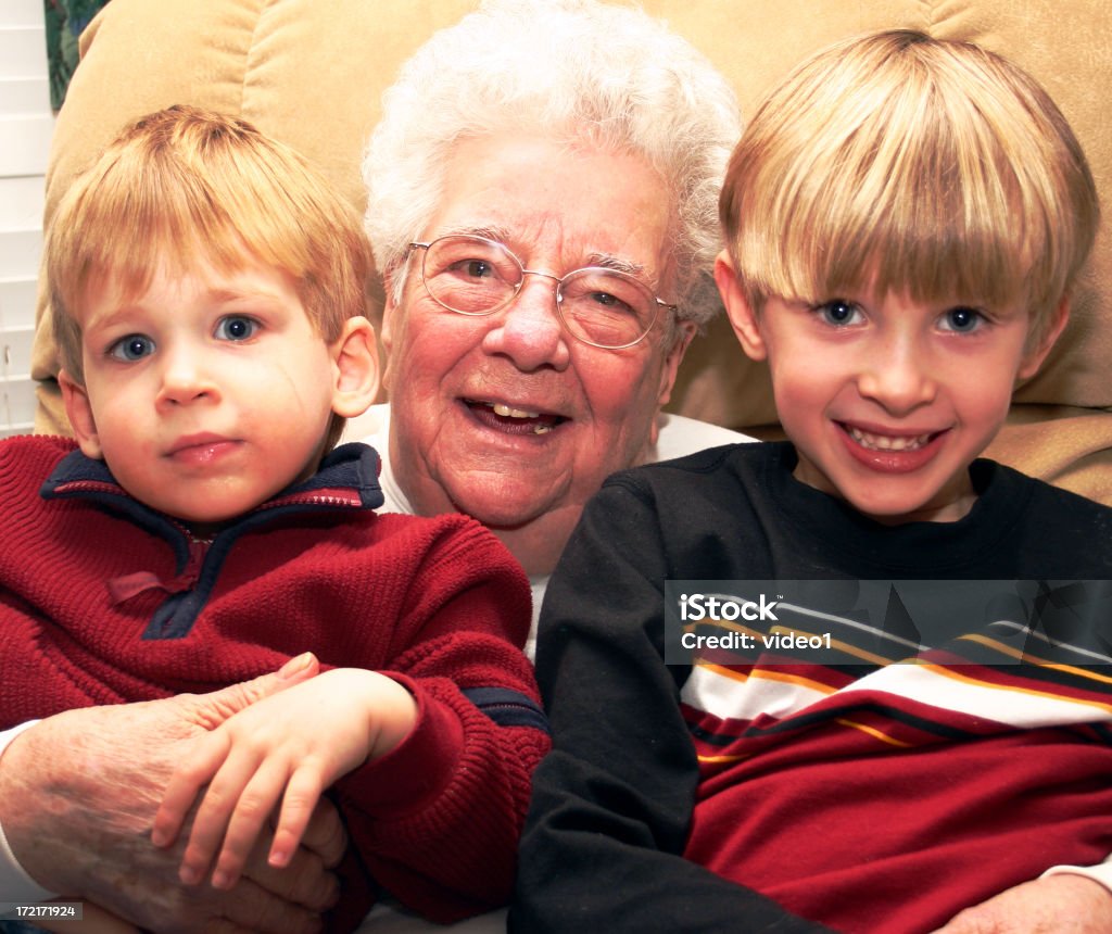 Grammy par les garçons - Photo de Grand-mère libre de droits