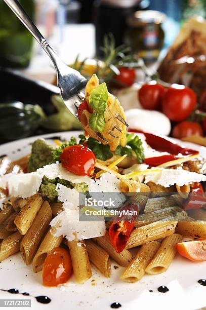 Penne Con Verdure - Fotografie stock e altre immagini di Alimentazione sana - Alimentazione sana, Basilico, Cena