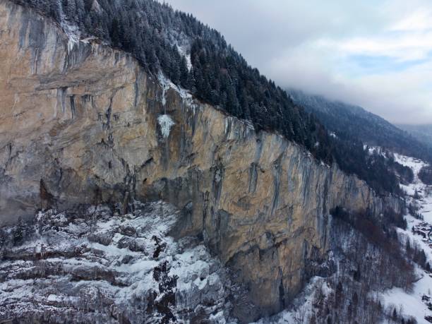 lauterbrunnen in switzerland - jungfrau waterfall tree nature imagens e fotografias de stock