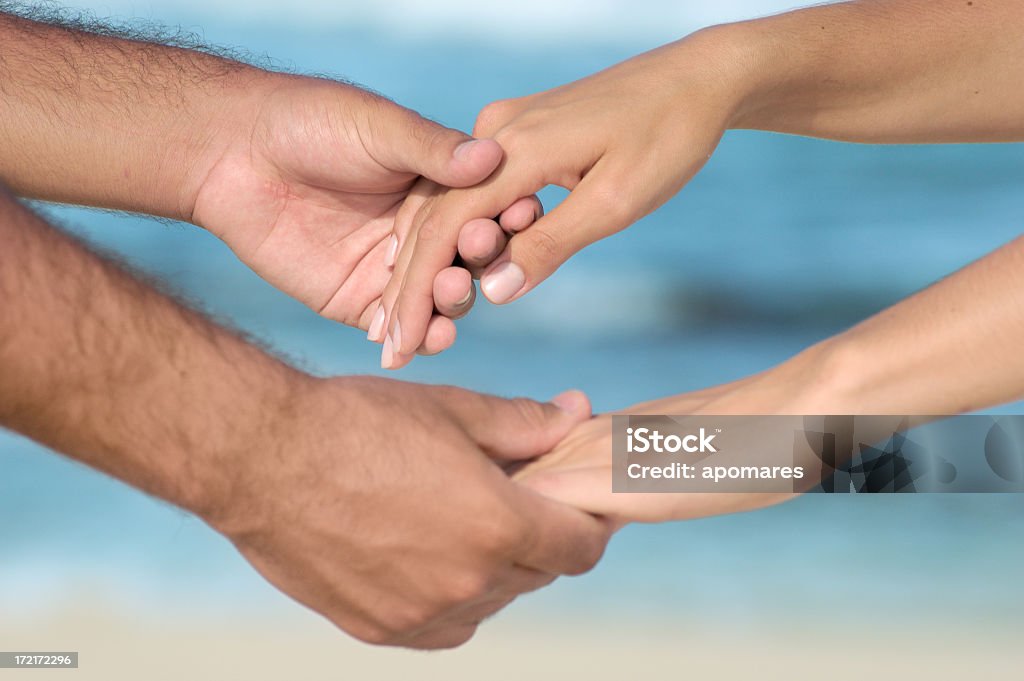 Segurando as mãos - Foto de stock de Grupo Multiétnico royalty-free