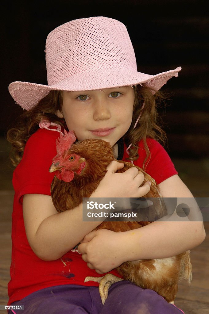 Little cowgirl con la sua hen - Foto stock royalty-free di Queensland