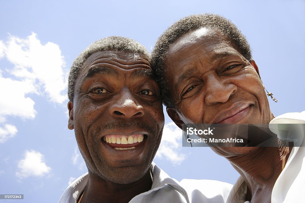 Hombre y mujer africana - Foto de stock de Fondo azul libre de derechos