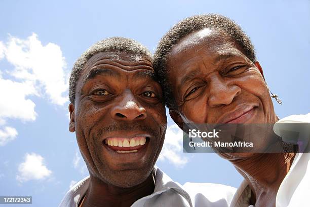 Hombre Y Mujer Africana Foto de stock y más banco de imágenes de Fondo azul - Fondo azul, Fondo con color, Sonreír