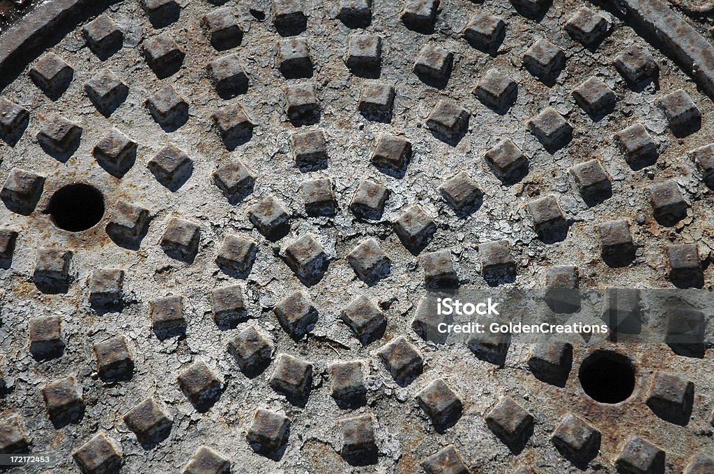 Coperchio del pozzetto - Foto stock royalty-free di Arrugginito