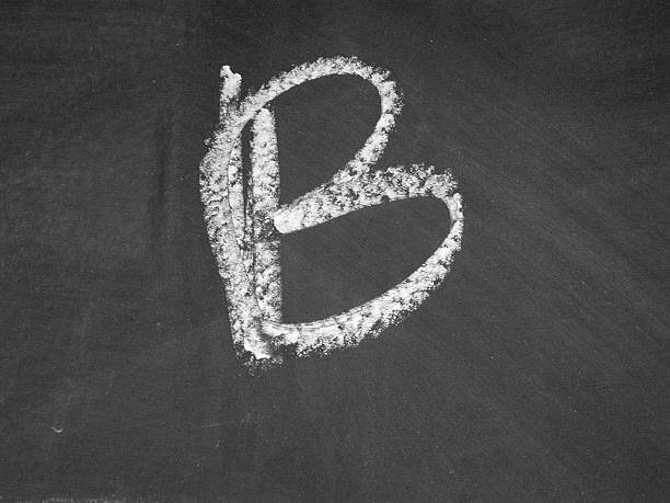 alfabeto-b-chalk - blackboard letter letterform writing - fotografias e filmes do acervo