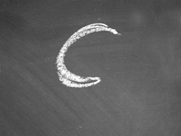 alfabeto-c-chalk - blackboard letter letterform writing - fotografias e filmes do acervo