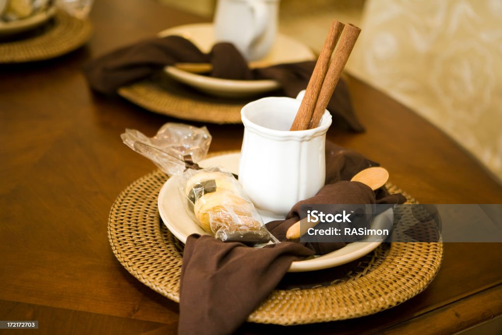 Bâtons de cannelle dans la tasse (paysage Orientation - Photo de Aliments et boissons libre de droits