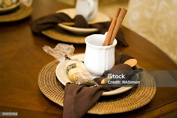 Foto de Paus De Canela Em Uma Caneca Orientação Paisagem e mais fotos de stock de Artigo de decoração - Artigo de decoração, Bebida, Botar a Mesa