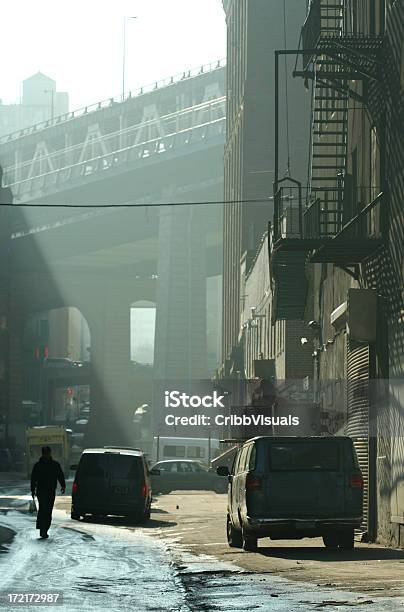 Туманный Brooklyn Backstreet Утро Валы И Солнечного Света Мост Манхаттана — стоковые фотографии и другие картинки Большой город