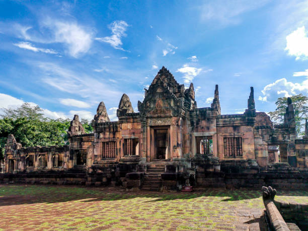 каменное святилище муенг там, бурирам, таиланд - thailand buriram temple hinduism стоковые фото и изображения