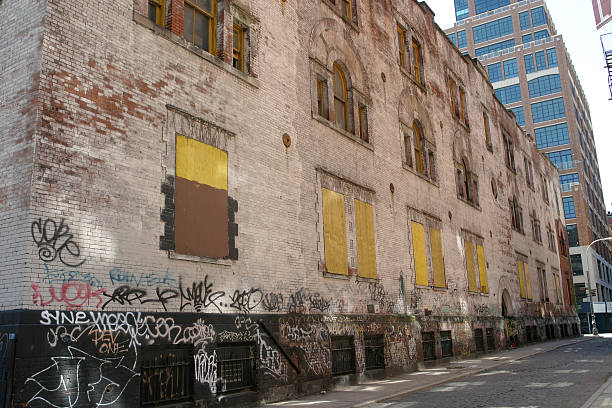 istock NYalleyway04 172173242