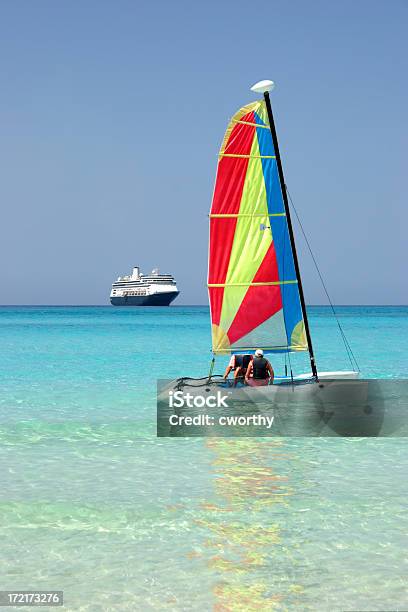Лодки На Плаву 2 — стоковые фотографии и другие картинки Карибский бассейн - Карибский бассейн, Круизное судно, Вертикальный