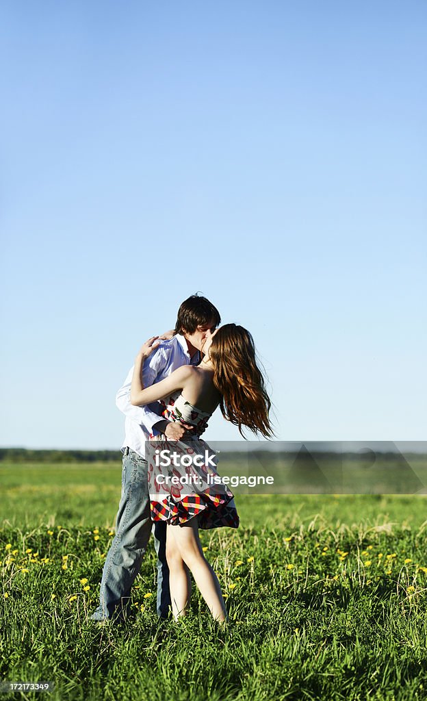 Jovem casal abraçando - Foto de stock de Abraçar royalty-free