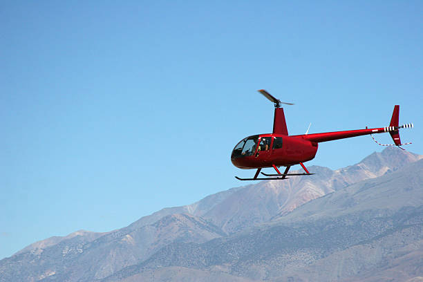 robinson en hélicoptère - r44 helicopter r22 mountain photos et images de collection