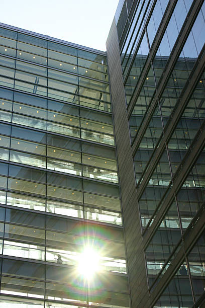 Sol através do vidro do Edifício de Escritórios - fotografia de stock