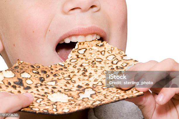 Foto de Criança Comendo Matza e mais fotos de stock de Biscoito Cracker - Biscoito Cracker, Comemoração - Evento, Criança