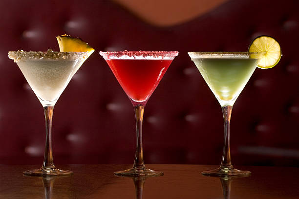 triple cocktails martinis - cocktail alcohol red martini glass photos et images de collection