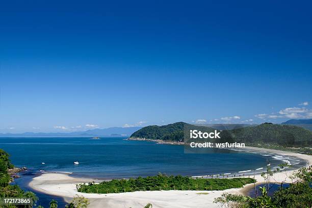 Wunderschöne Strand Stockfoto und mehr Bilder von Baum - Baum, Berg, Blau