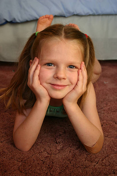 rapariga feliz - little girls fun lifestyle handcarves imagens e fotografias de stock