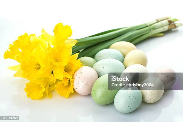 Narzissen Und Ostern Eier Stockfoto und mehr Bilder von Blume - Blume, Blumenbouqet, Blumenstrauß