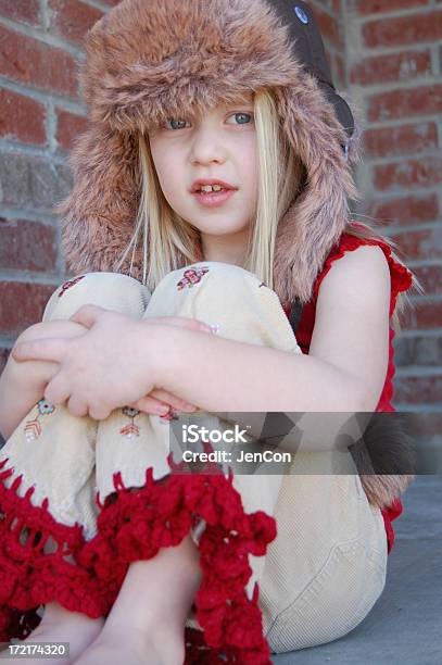 Niedliche Mädchen Mit Einem Hut Ab Stockfoto und mehr Bilder von 2-3 Jahre - 2-3 Jahre, 4-5 Jahre, Barfuß