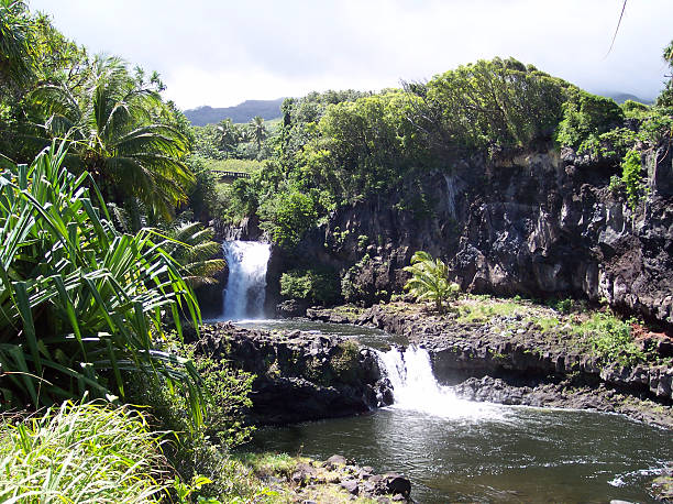 7 つの聖なるプールのあるハレアカラ国立公園マウイ、ハワイ - maui waterfall hawaii islands hana ストックフォトと画像