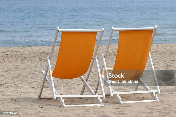 Dos Playa Vacía Deckchairs Foto de stock y más banco de imágenes de Actividades recreativas - Actividades recreativas, Aire libre, Amarillo - Color
