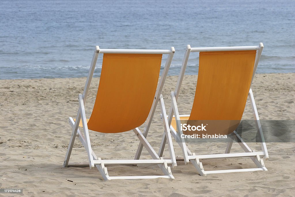 Deux chaises longues sur la plage vide - Photo de Activité de loisirs libre de droits