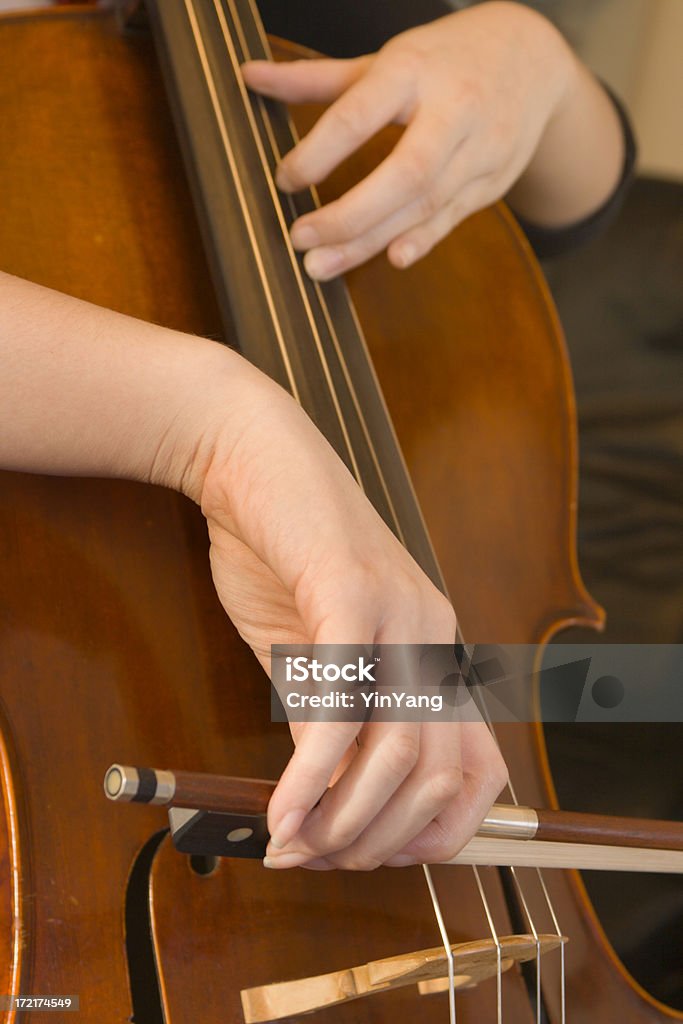 Виолончель играет - Стоковые фото Вертикальный роялти-фри