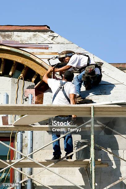 Trabalhadores De Construção - Fotografias de stock e mais imagens de Telhado - Telhado, Arnês de segurança, Ocupação