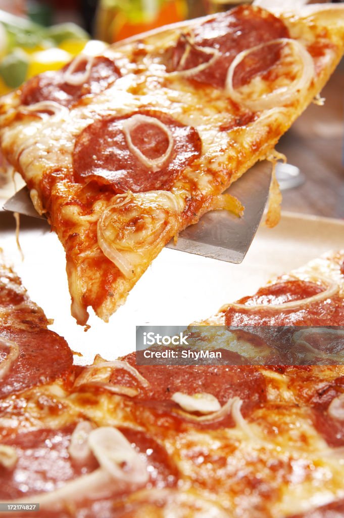 Pizza alla salsiccia piccante - Foto stock royalty-free di Aglio - Alliacee