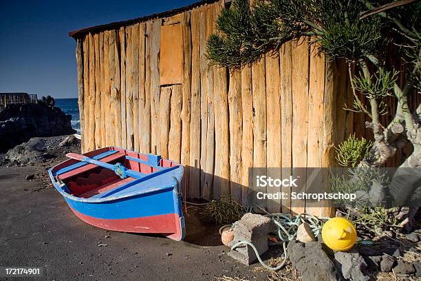 Photo libre de droit de Bateau À Rames Sur La Côte banque d'images et plus d'images libres de droit de La Palma - Îles Canaries - La Palma - Îles Canaries, Pêche - Activité de plein air, Bateau à rames