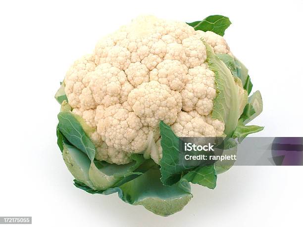 Coliflor Sobre Un Fondo Blanco Foto de stock y más banco de imágenes de Alimento - Alimento, Blanco - Color, Coliflor