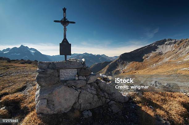 Sulla Parte Superiore - Fotografie stock e altre immagini di A forma di croce - A forma di croce, Abbandonato, Alpi