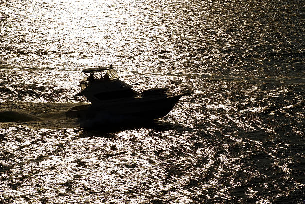 Silhueta de barcos a Motor - fotografia de stock