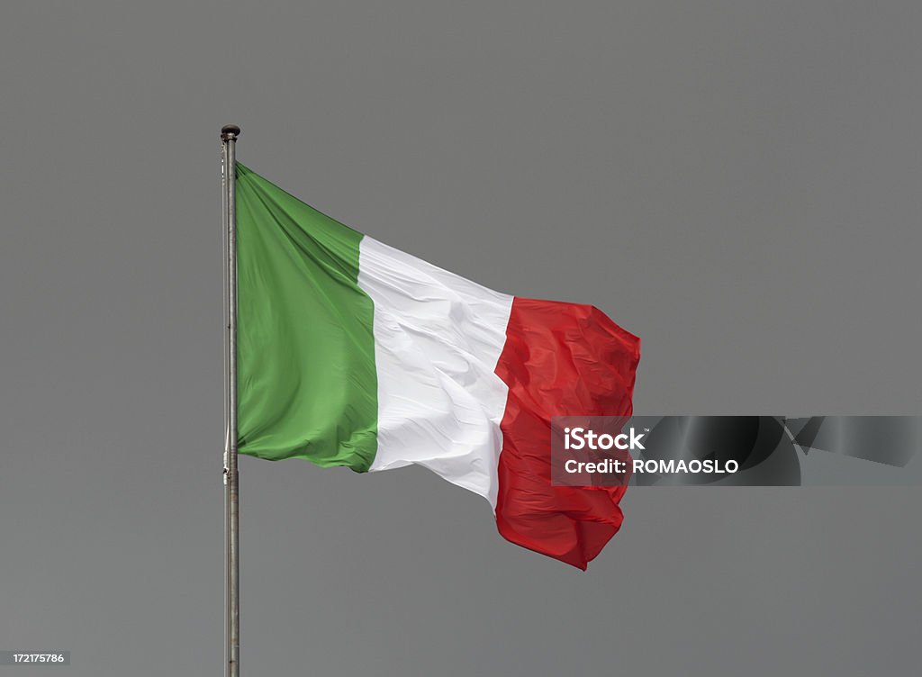 Bandera italiana contra un cielo gris, Italia - Foto de stock de Bandera libre de derechos