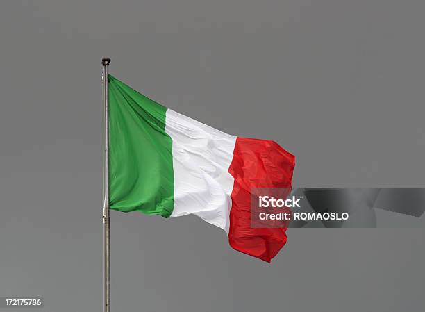 Bandera Italiana Contra Un Cielo Gris Italia Foto de stock y más banco de imágenes de Bandera - Bandera, Bandera Italiana, Bandera nacional