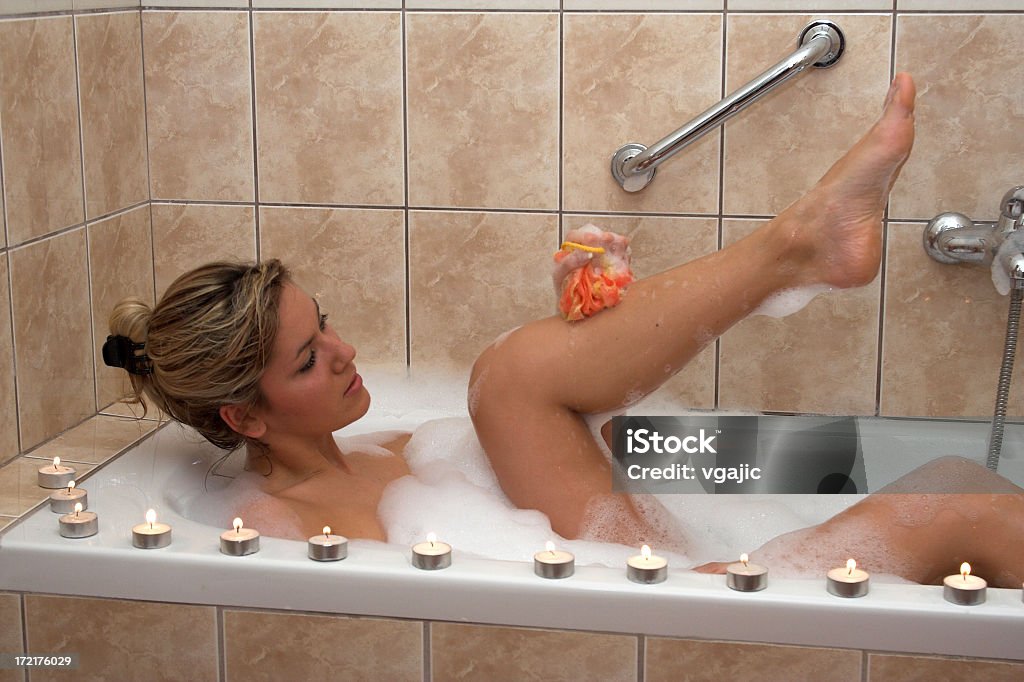 Mujer en baño de agua termal - Foto de stock de 20 a 29 años libre de derechos