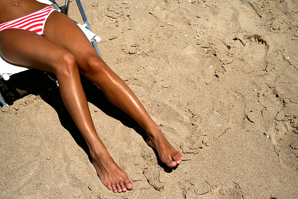 forme d'été - bikini human leg sensuality women photos et images de collection