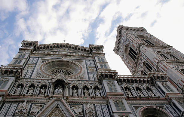 Duomo y Campanile de ángulo bajo - foto de stock