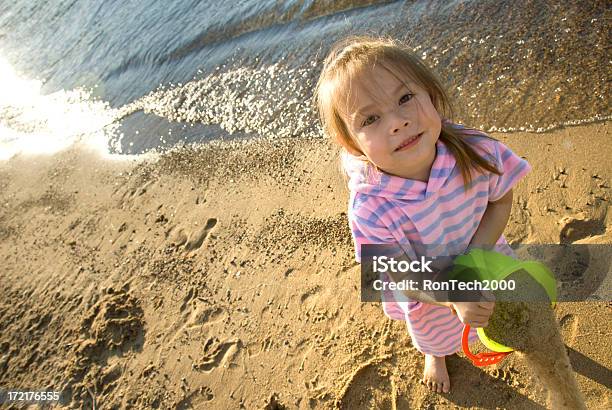 Spiaggia Play - Fotografie stock e altre immagini di Bambino - Bambino, Secchio, Versare
