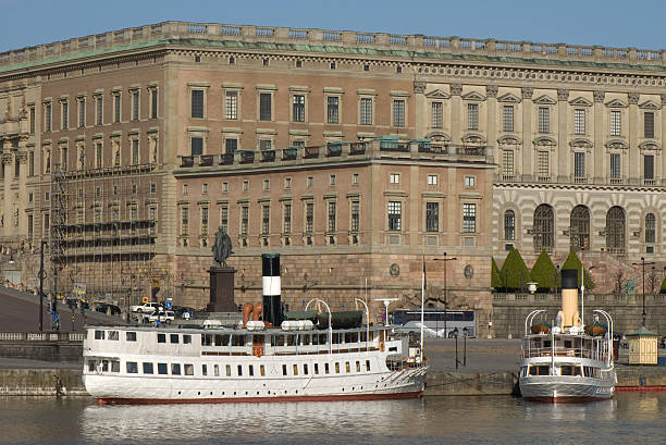 steamers na frente do palácio, kungliga slottet - kungliga imagens e fotografias de stock