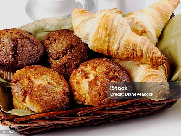 Croissant Muffin - Fotografie stock e altre immagini di Cestino - Cestino, Muffin - Dolci, Sfondo bianco