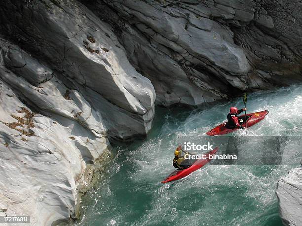 Foto de Canoísta Pelo Rio Sesia e mais fotos de stock de Caiaque - Canoagem e Caiaque - Caiaque - Canoagem e Caiaque, Caiaque - Barco a remo, Esportes Extremos