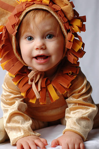 crouching león - costume halloween lion baby fotografías e imágenes de stock