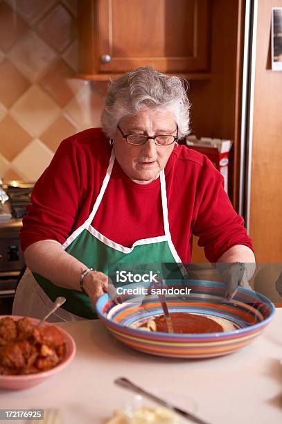 料理教室 - 祖母のストックフォトや画像を多数ご用意 - 祖母, 調理する, パスタ