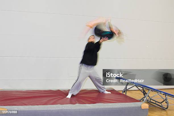 Photo libre de droit de Saut Avec Trampoline banque d'images et plus d'images libres de droit de Saut périlleux - Saut périlleux, Cheval-d'arçons sans poignées, Gymnastique sportive