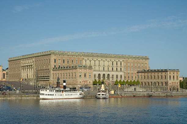 steamers na frente do palácio, kungliga slottet - kungliga imagens e fotografias de stock