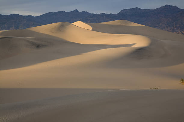 Dunas de areia e as montanhas - foto de acervo