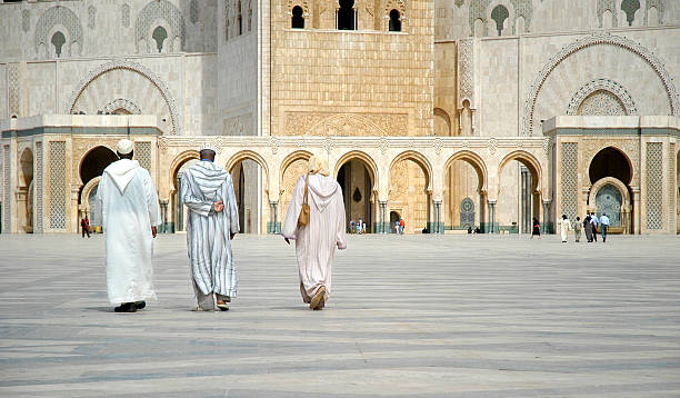 fedeli a piedi verso la moschea di hassan ii, casablanca, marrakech/marocco - moschea hassan ii foto e immagini stock